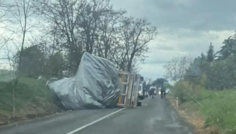 Tekirdağ'da Saman Yüklü TIR Devrildi: Faciadan Dönüldü, 1 Kişi Yaralandı