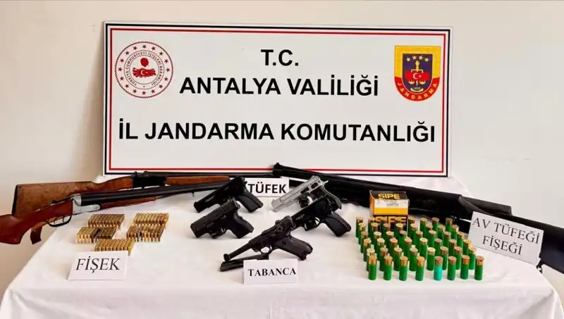Antalya’da Ruhsatsız Silah Operasyonu: Suç Çeteleri Çökertildi