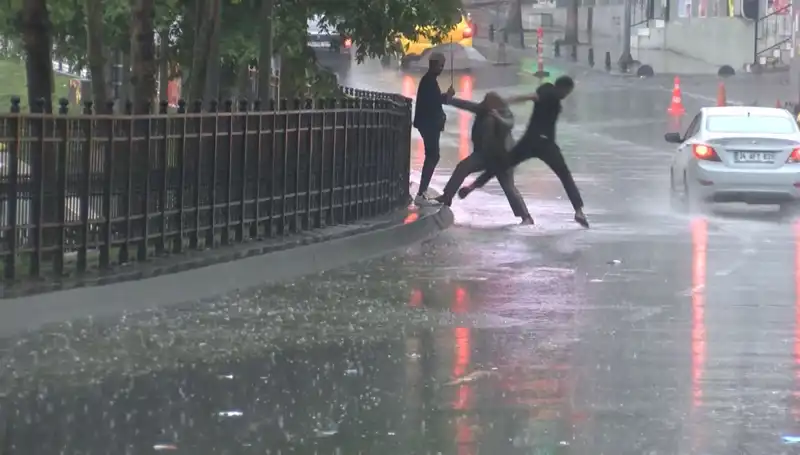 İstanbul ve İzmir’de Meteorolojiden Turuncu Kodlu Hava Uyarısı: Neler Olacak?