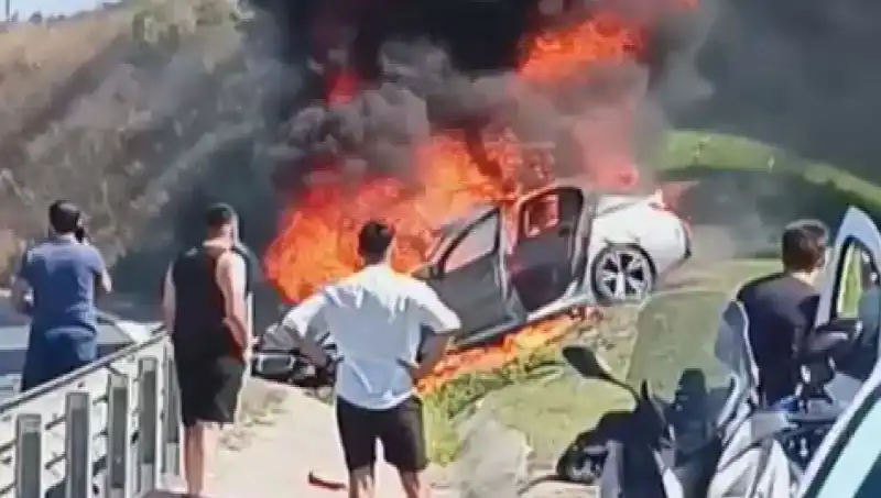 İstanbul TEM Otoyolu’nda Korkutan Kaza: Otomobil Alev Alev Yandı!