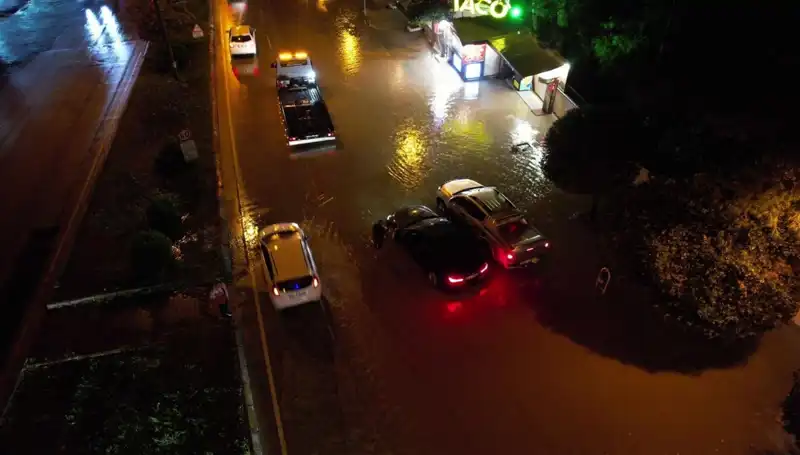Adana'da Sağanak Yağış Alarmı: Cadde ve Yolları Sular Bastı