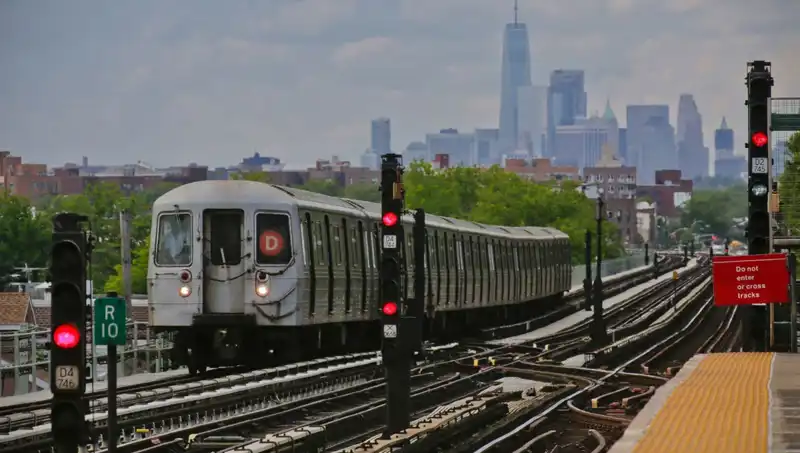 Metro Sörfü Hayatını Kaybettiren Tehlikeli Eğlence: 15 Yaşındaki Çocuğun Trajik Hikayesi