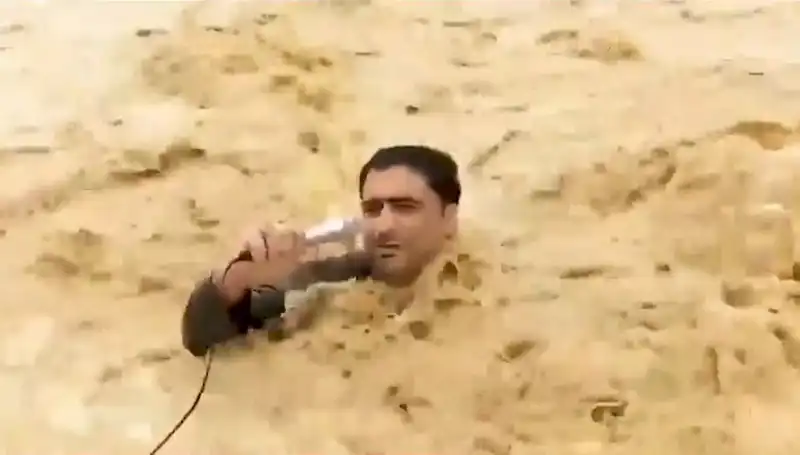 Yayın Sırasında Sel Sularına Kapılan Sunucu Hayatıyla Oynadı