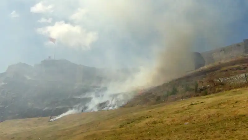 Kars Kalesi Eteklerindeki Anız Yangını: Yangınla Mücadele Başladı!