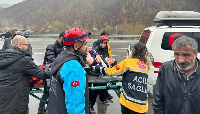 Yolda Kontrol Kaybı: Otomobil İstinat Duvarına Çarptı, 5 Yaralı