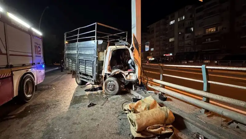 Kamyonet Yön Tabelasına Çarptı: Sürücünün Durumu Ciddi