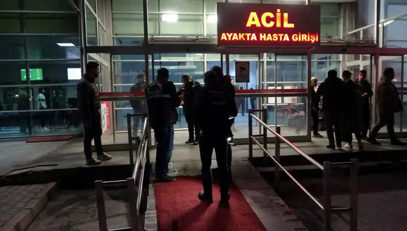 Hastane Acil Servisinde Silahlı Kavga: 3 Yaralı!