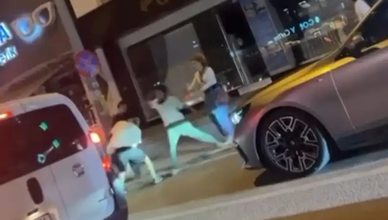 Cadde Boks Ringine Döndü: Dökülen Yumruklarla Şehri Sarsan İnanılmaz Anlar