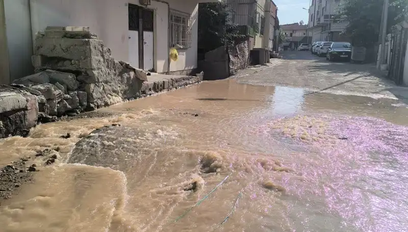 İlçede İçme Suyu Hattı Patladı: Çarşıdaki Su Baskını Hayatı Olumsuz Etkiledi