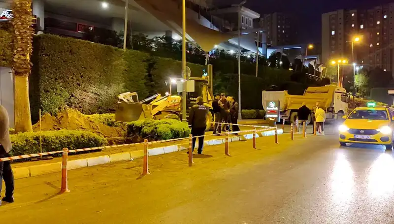 AVM Girişinde Doğalgaz Paniği: Alışveriş Merkezinde Neyin Çekiştiği Merak Ediliyor!