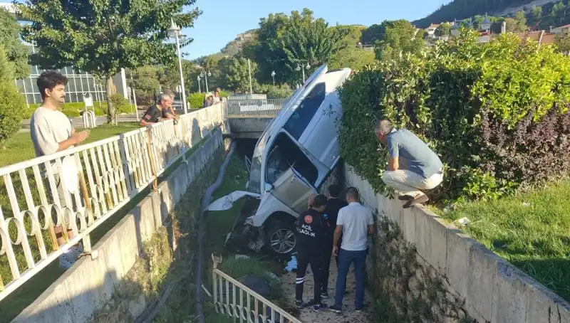 Muğla'da Direksiyon Kırınca Kazadan Kaçamadı: Olay Yerinde Şok Gelişmeler!