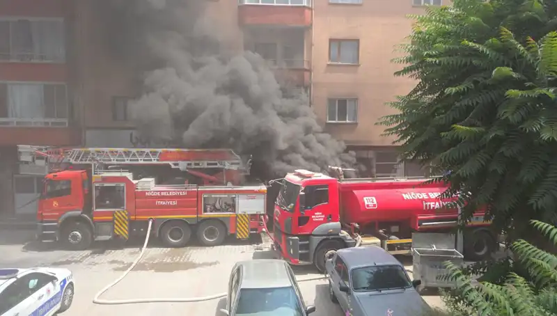Niğde'de Beyaz Eşya Deposunda Çıkan Yangın, Şehirde Korku Dolu Anlar Yaşattı