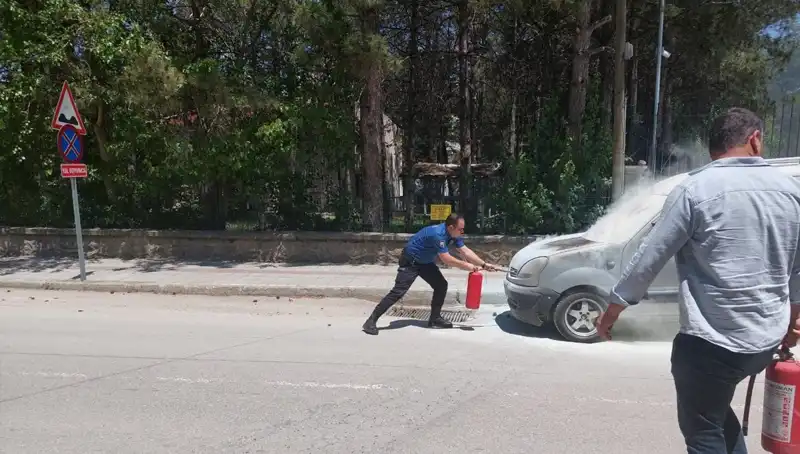 Emniyet Binası Önünde Yangın: Polis, Alev Alan Aracı Hızla Söndürdü