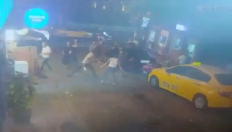 Beyoğlu'nda Şok Eden Kavga: Laf Atma Büyüdü, Kan Aktı