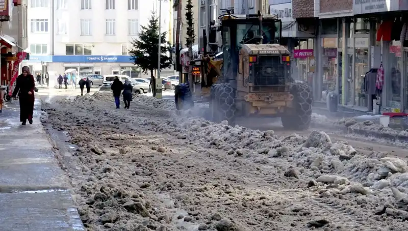Sarıkamış’ta Kar ve Buz Temizleme Çalışmaları Başladı: Kış Turizmi için Hazırlıklar Tüm Hızıyla Devam Ediyor