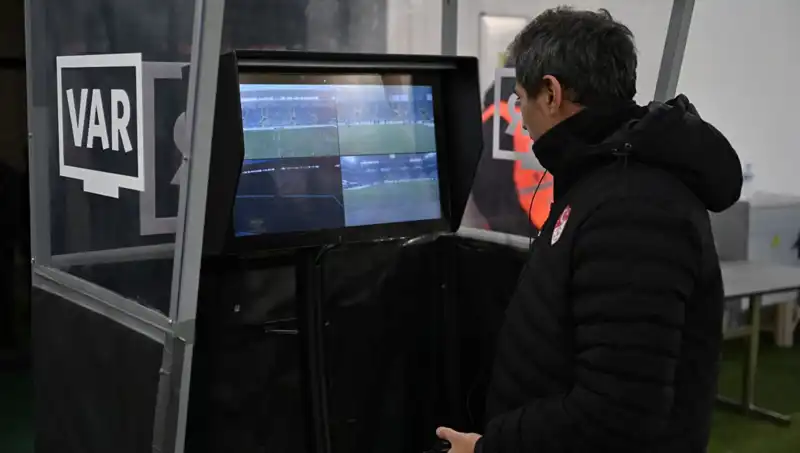 Beşiktaş-Gaziantep FK Maçında Alman VAR Hakemi Tartışmalara Neden Oldu