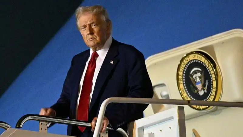 Katar'ın 400 Milyon Dolarlık Lüks Jetinin Trump ile Bağlantıları Gündemde