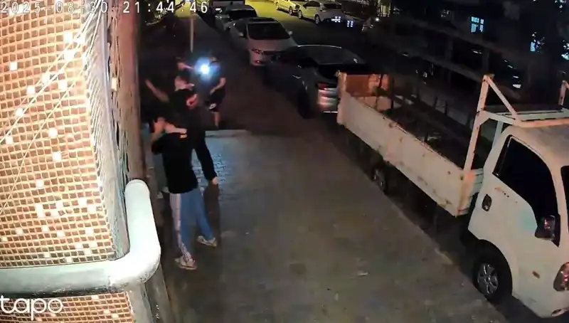 Abilerin Selamı Var! Etek Giymek Zorunda Kalan Gençler Saldırıya Uğradı