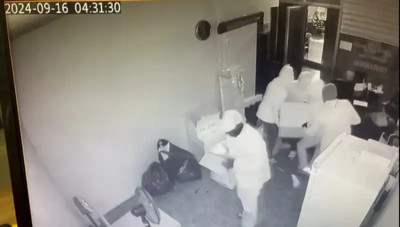 Binlerce Liralık Kasayı Çalmak İçin İnanılmaz Yol: Sırtlayıp Götürdüler!