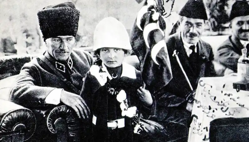 Unutulmaz Fotoğrafın Ardındaki Gizemli Hikaye: O Şapkanın Altında Ne Vardı?