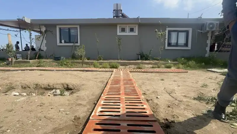 Görülmemiş Bir Kaçak Yapı: Bahçesinde Onlarca Mazgal ile Dekorasyon Yaptı!