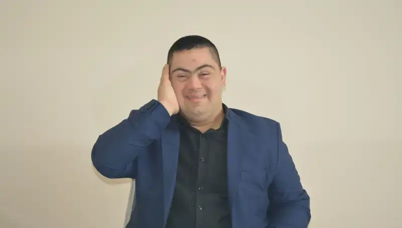 Down Sendromlu Erdinç'in Hayali: Şarkılarıyla Kalpleri Fethediyor