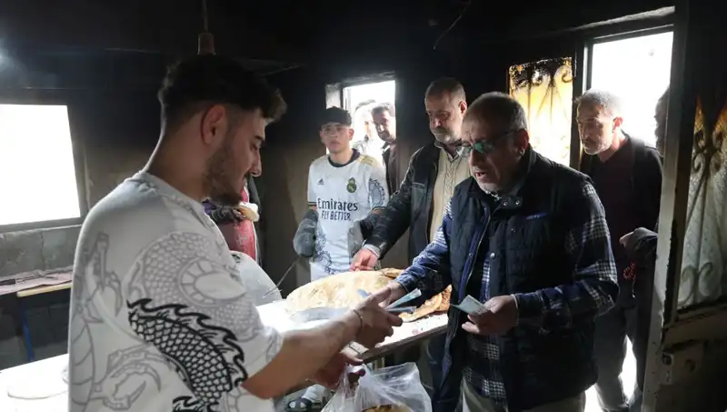 İki Ekmek İçin 7 Kilometre Yürüyenler: Saat 15.00'de Yoğunluk Artıyor
