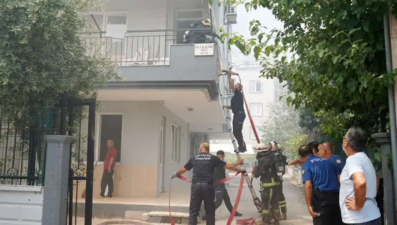 Sinir Krizi Geçiren Genç, Arkadaşının Ailesinin Dairelerini Ateşe Verdi
