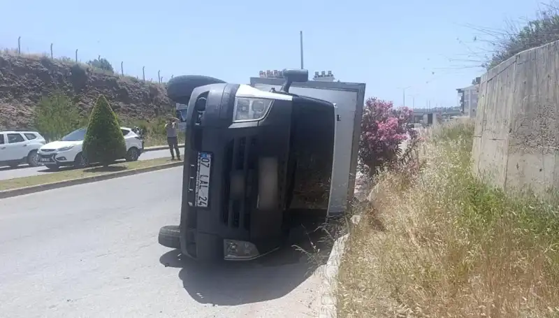 Hafif Ticari Araç Kamyonete Çarptı, Dehşet Anları Yaşandı!