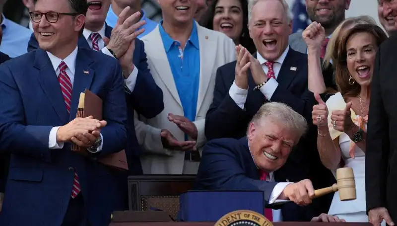 Trump, Dikkat Çeken "Büyük, Güzel Yasa Tasarısı"nı İmzaladı