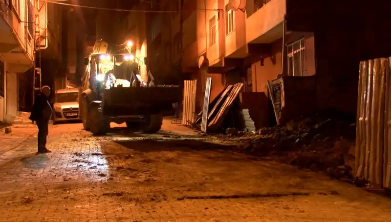Bağcılar'da Eğilen Bina Acil Olarak Boşaltıldı: Neler Oluyor?