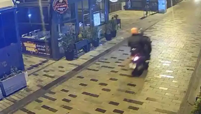 Gece Kulübü Önünde Şok Haraç Saldırısı: Silahlı Çatışma Ortalığı Sarstı