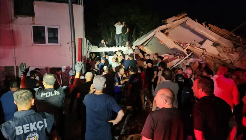 Sındırgı'da Şiddetli Deprem: 1 Ölü, 29 Yaralı