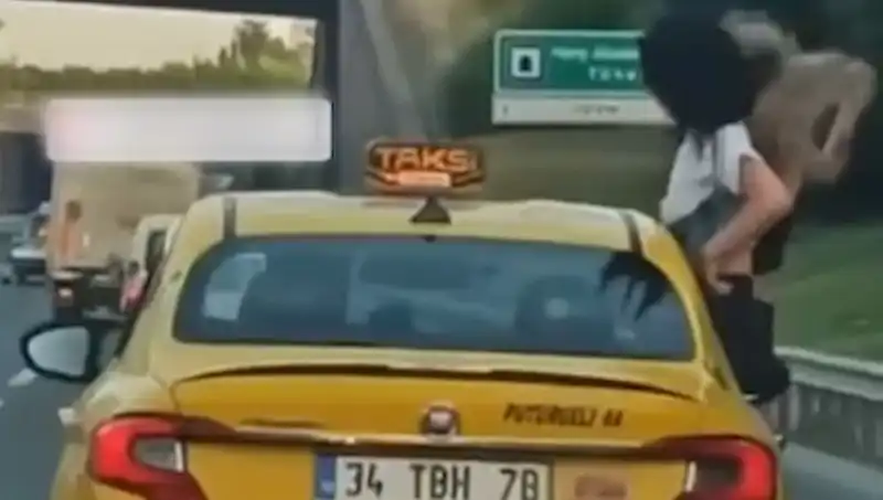 TEM Otoyolu'nda İdrak Edilemeyen Anlar: Taksinin Camından Dışarı Sarkan Gençler