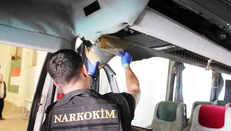 Sınır Kapısında Şoke Eden Yakalama: 77 Kilo Uyuşturucu Otobüsle Geçti!
