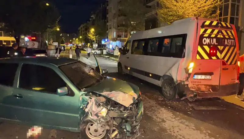 Otomobil Servis Minibüsüne Çarptı: Altı Kişi Yaralandı!