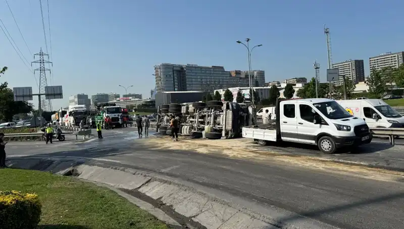 D-100 Yan Yolda Beton Mikseri Devrildi: Olay Yerinden Canlı Görüntüler