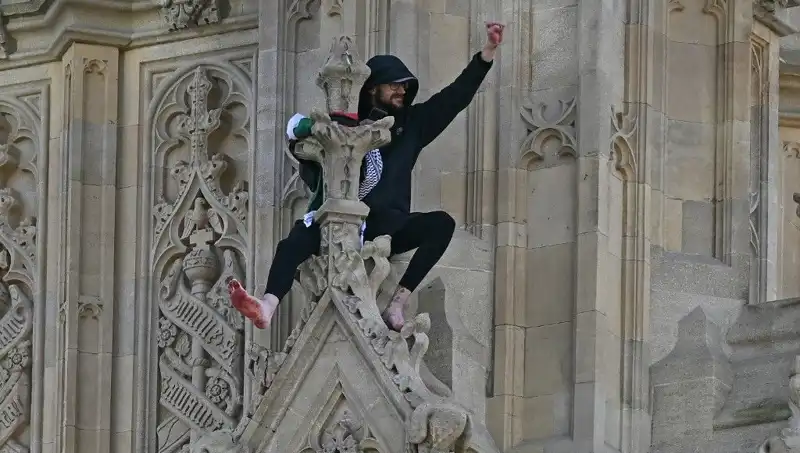 Londra'da Filistin Bayrağıyla Big Ben'e Tırmanan Protestocunun Mesajı