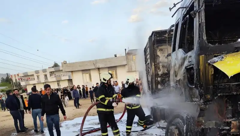 Park Halindeki İki TIR'dan Alevler Yükseldi: Yangının Nedeni Ne?