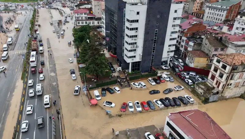 Trabzon’da Sel Felaketi: Çamurla Kaplı Sokaklarda Kayıp Kişi Aranıyor