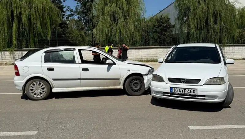 İki Otomobil Çarpıştı: Kaza Ortasında Kalan İki Kişi Yaralandı