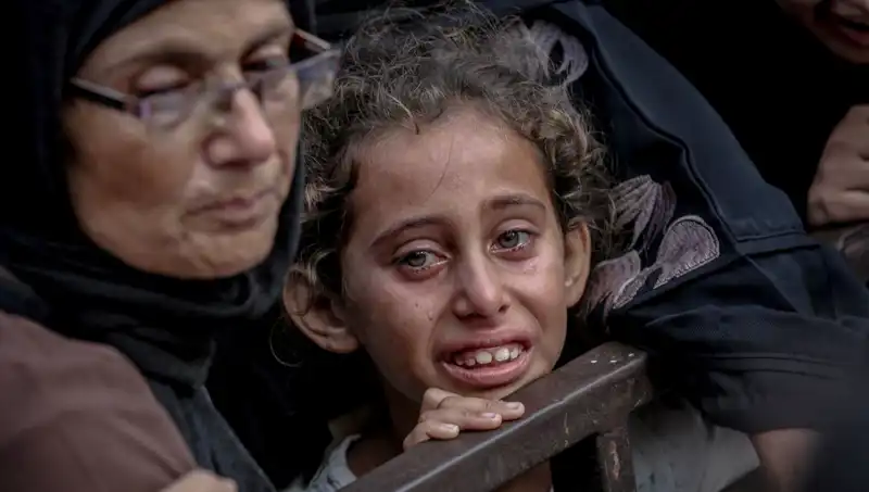 Gazze'de Açlık Savaşları: İsrail Askerinin Yiyecekleri Toprağa Gömmesi Şok Edici Görüntü