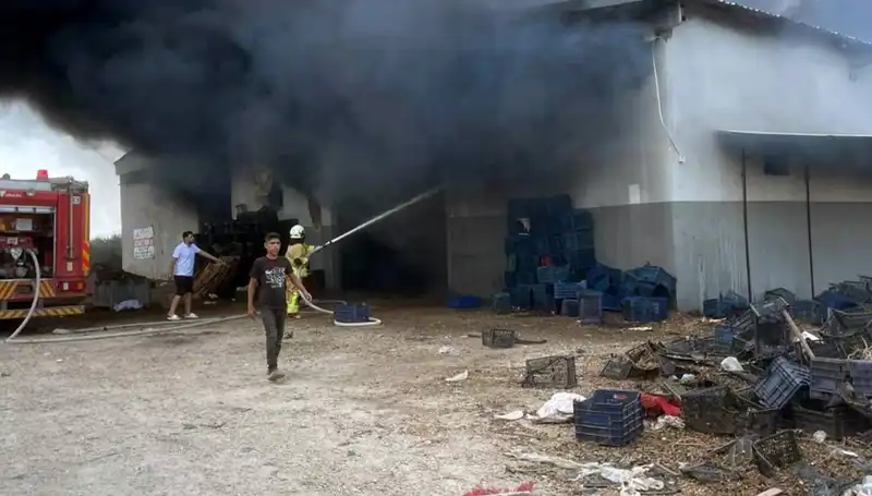 Depodaki Yangın: Plastik Kasa Alev Alev, Kent Özellikleriyle Simsiyah Dumanlarla Kaplandı