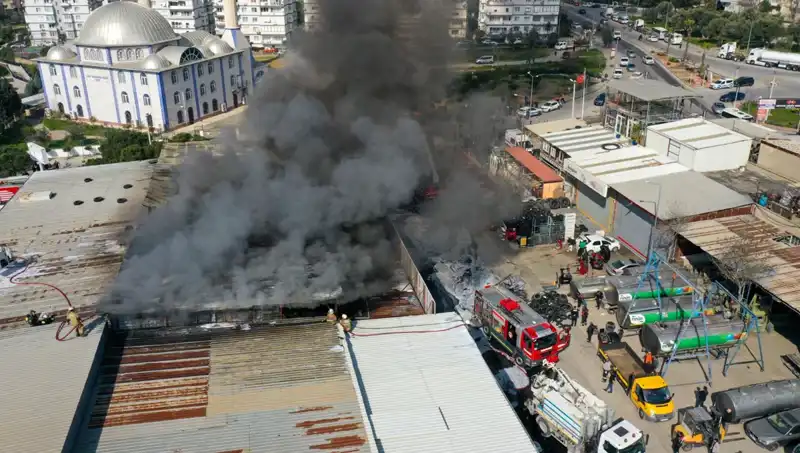İzmir'deki Oto Lastikçide Yerel Halkı Endişelendiren Yangın