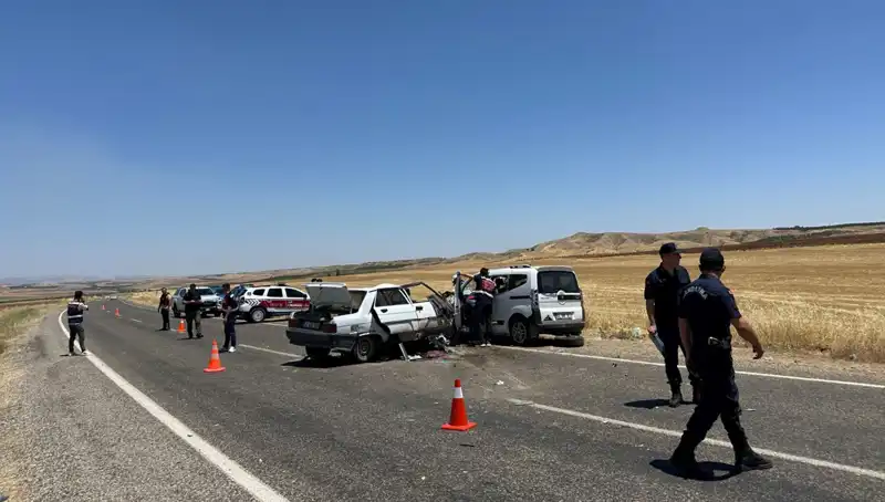 Adıyaman'da Feci Trafik Kazası: 4 Can Yandı, Yaralılar Hastaneye Sevk Edildi