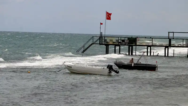 Poyraz Rüzgarı Denizleri Sarmaladı: Tatilciler İçin Yasaklar Geldi