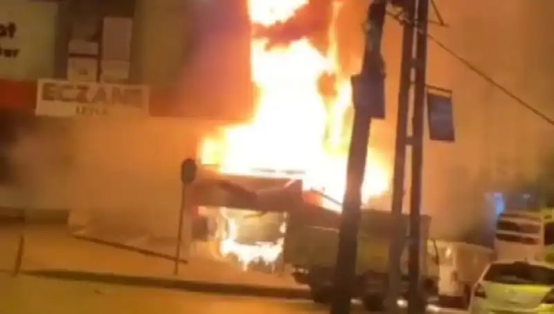 Başakşehir'de İş Merkezinde Çıkan Yangın Korku Dolu Anlar Yaşattı